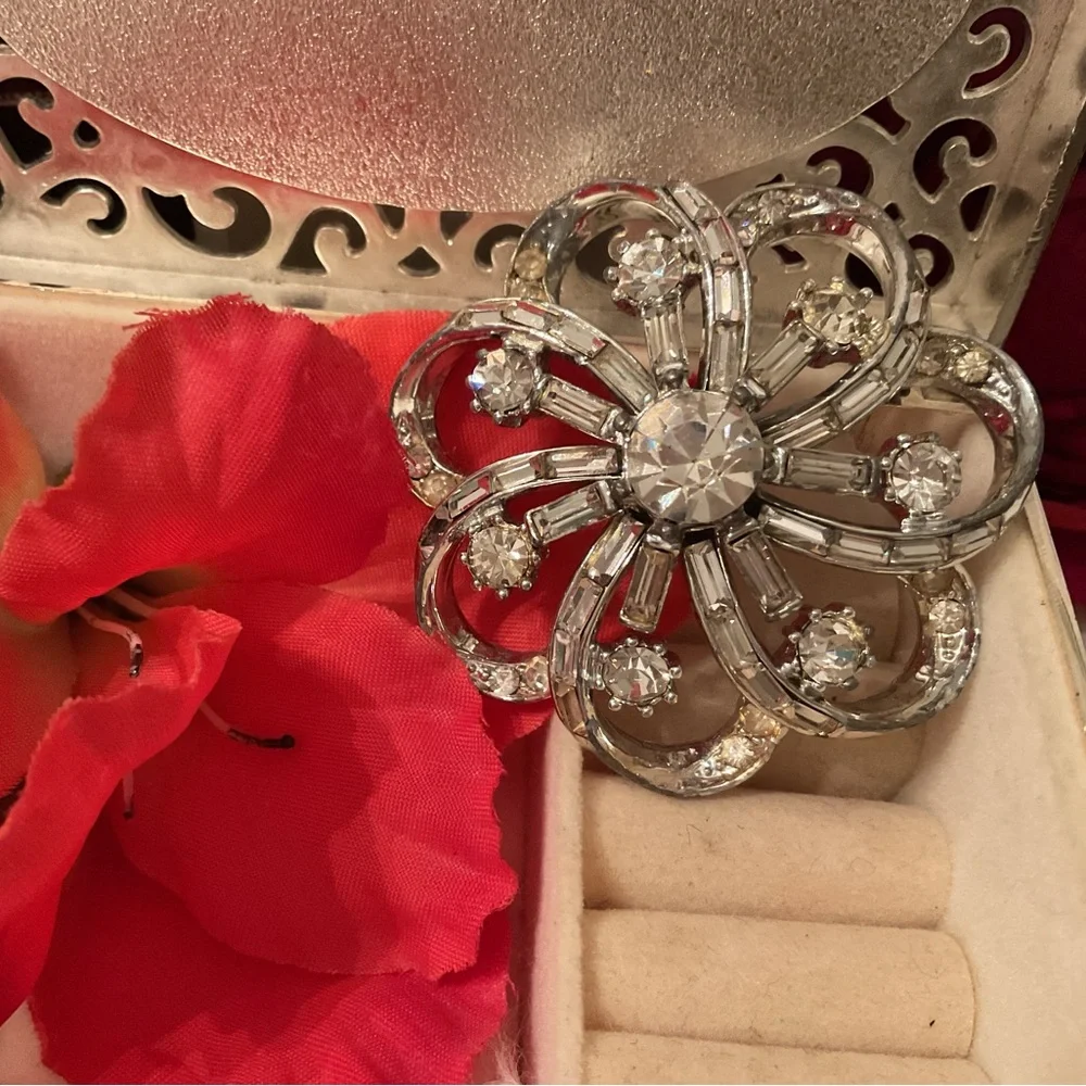 BEAUTIFUL VINTAGE 1950’s SIGNED CORO CLEAR CRYSTAL PIN/BROOCH - Picture 10 of 10